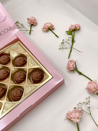 Набор конфет трюфель-клюква в молочном шоколаде с логотипом