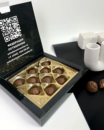 Набор конфет из молочного шоколада с ореховым пралине и цельным фундуком с логотипом