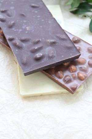 Горький шоколад ручной работы с цельным миндалем в конверте с окном (крафт)