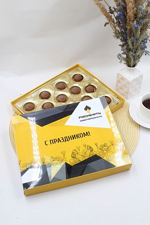 Набор конфет из молочного шоколада с ореховым пралине и цельным фундуком с логотипом “Большой”