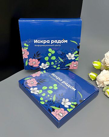 Набор конфет из молочного шоколада с ореховым пралине и цельным фундуком с логотипом