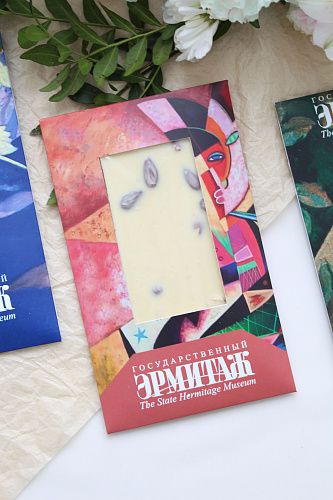 Белый шоколад ручной работы с цельным миндалем в конверте с окном - фото товара