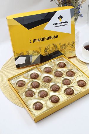 Набор конфет из молочного шоколада с ореховым пралине и цельным фундуком с логотипом “Большой”